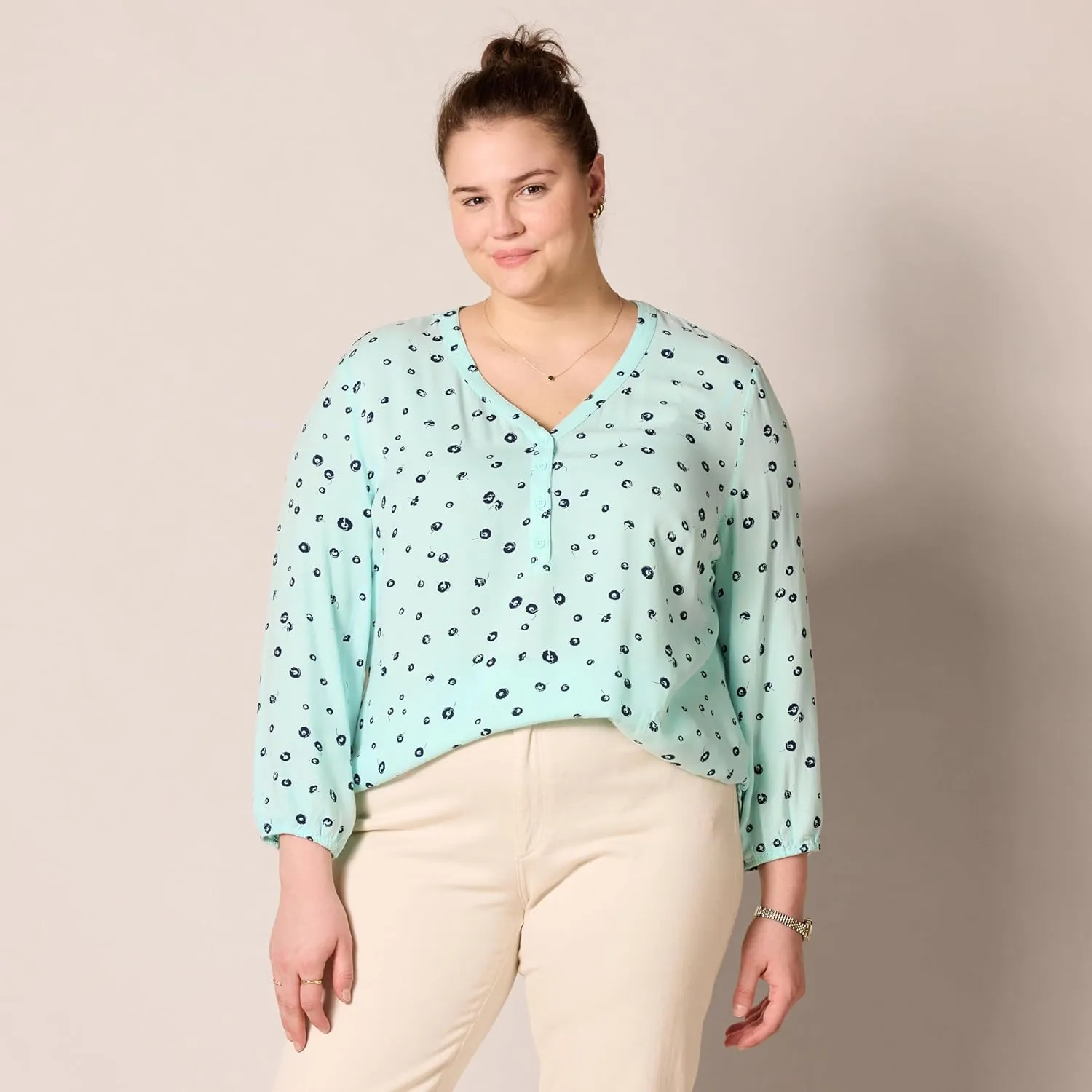 Amazon Essentials Women's 3/4 Sleeve Button Popover Shirt, Loose-Fit V-Neck Blouse