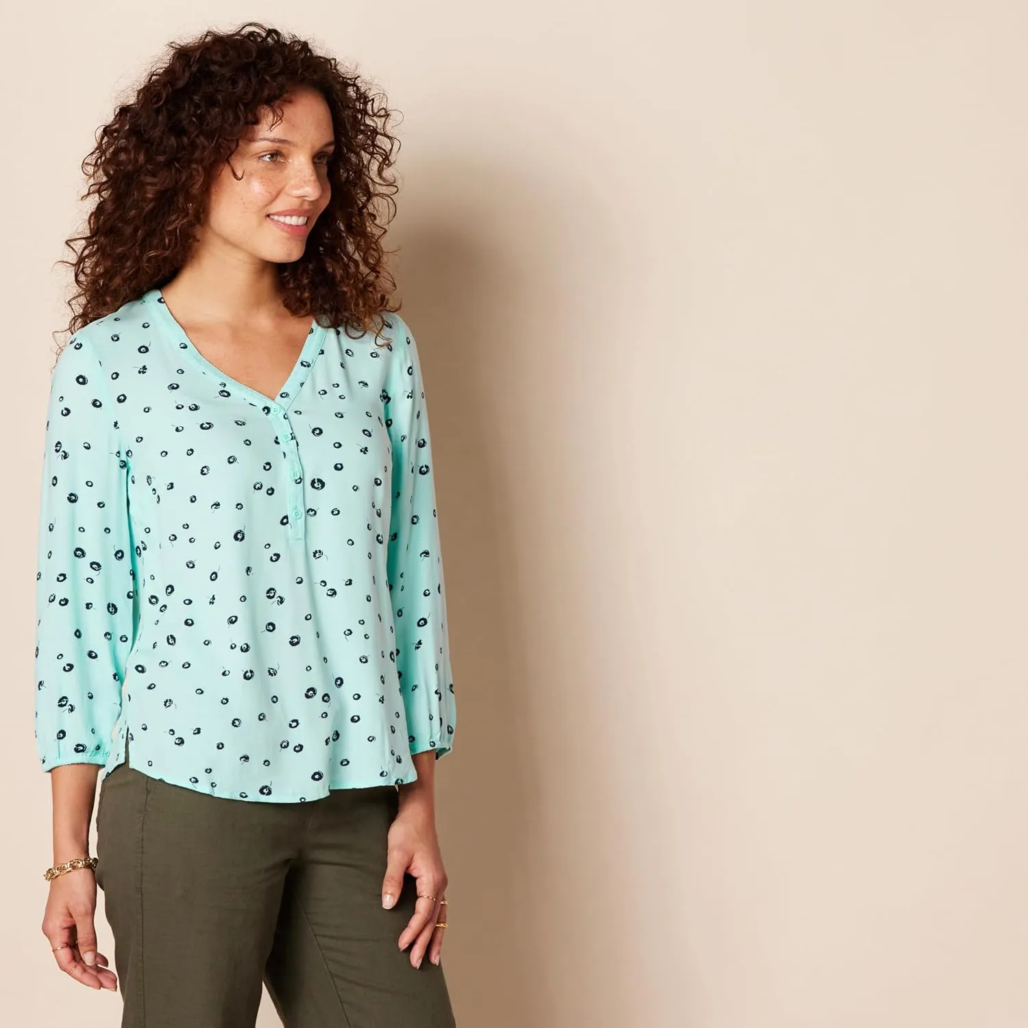 Amazon Essentials Women's 3/4 Sleeve Button Popover Shirt, Loose-Fit V-Neck Blouse